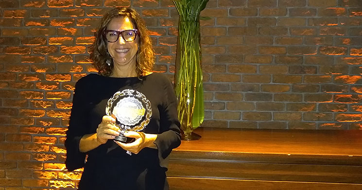 Irecê Piazentin posa com troféu Irecê Piazentin posa com troféu