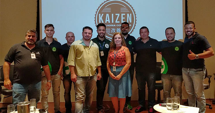 Grupo reunido em palco de auditório Grupo reunido em palco de auditório