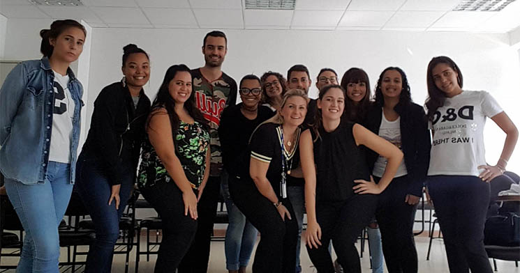 Alunos do Técnico em Hospedagem do Senac Piracicaba posam para foto em sala de aula da unidade Alunos do Técnico em Hospedagem do Senac Piracicaba posam para foto em sala de aula da unidade