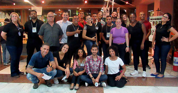 Alunos do Técnico em Segurança do Trabalho do Senac São José dos Campos posam para foto no hall da unidade Alunos do Técnico em Segurança do Trabalho do Senac São José dos Campos posam para foto no hall da unidade