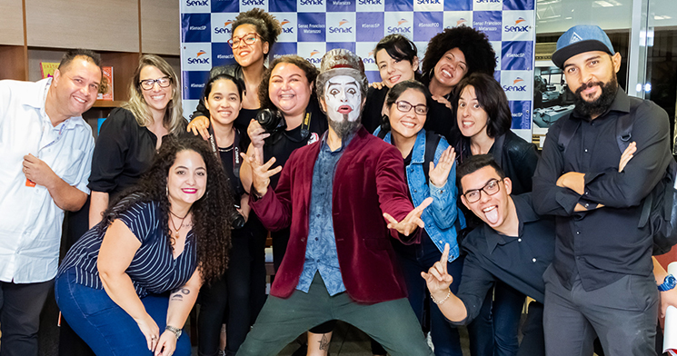 Artista Fernando Anitelli posa de forma descontraída com alunos do curso Técnico em Processos Fotográficos do Senac Tatuapé Artista Fernando Anitelli posa de forma descontraída com alunos do curso Técnico em Processos Fotográficos do Senac Tatuapé
