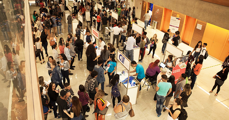 Feira vista do alto, com alunos do Senac visitando os estandes das empresas Feira vista do alto, com alunos do Senac visitando os estandes das empresas