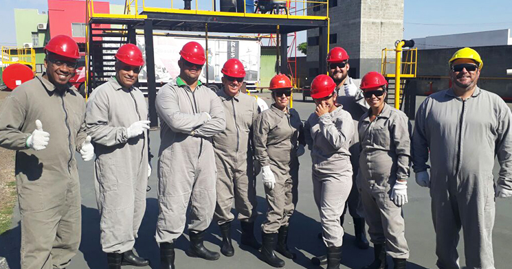 Equipe valoriza a segurança do trabalho nos ambiente da indústria Equipe valoriza a segurança do trabalho nos ambiente da indústria