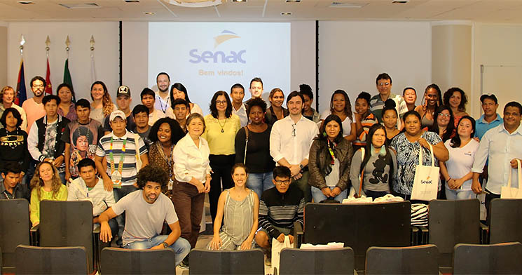 Público do evento posa para foto no palco do auditório do Senac Registro Público do evento posa para foto no palco do auditório do Senac Registro