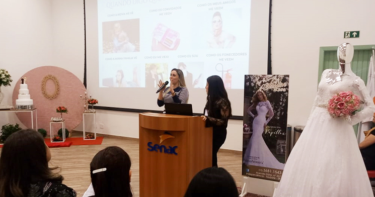 Público em auditório assiste a uma apresentação de evento realizado por alunos do Senac Taubaté Público em auditório assiste a uma apresentação de evento realizado por alunos do Senac Taubaté