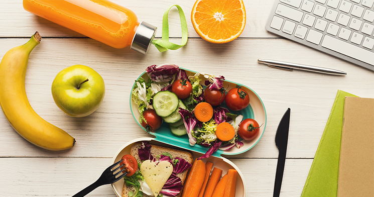 foto de uma mesa vista de cima com uma banana e uma maça ao lado esquerdo e uma salada de folhas ao centro foto de uma mesa vista de cima com uma banana e uma maça ao lado esquerdo e uma salada de folhas ao centro