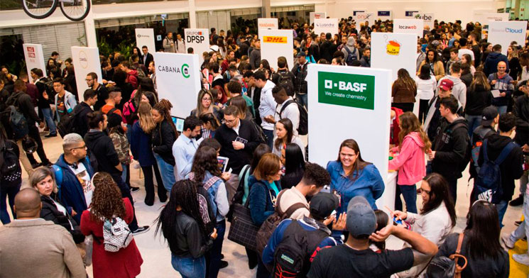 Foto de auditório lotado de alunos e empresas. Foto de auditório lotado de alunos e empresas.