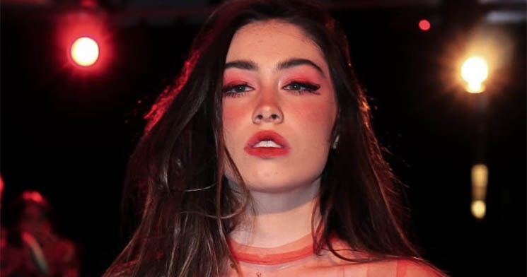 Foto de rosto de uma modelo maquiada desfilando no evento Foto de rosto de uma modelo maquiada desfilando no evento