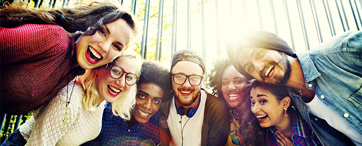 Foto de sete jovens de diferentes biotipos juntos e sorrindo Foto de sete jovens de diferentes biotipos juntos e sorrindo