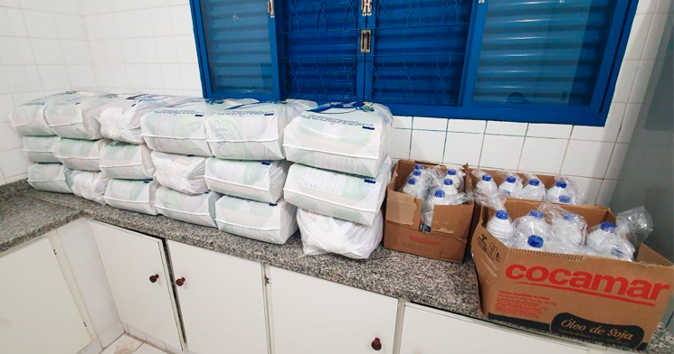 Imagem de cestas básicas empilhadas em bancada Imagem de cestas básicas empilhadas em bancada