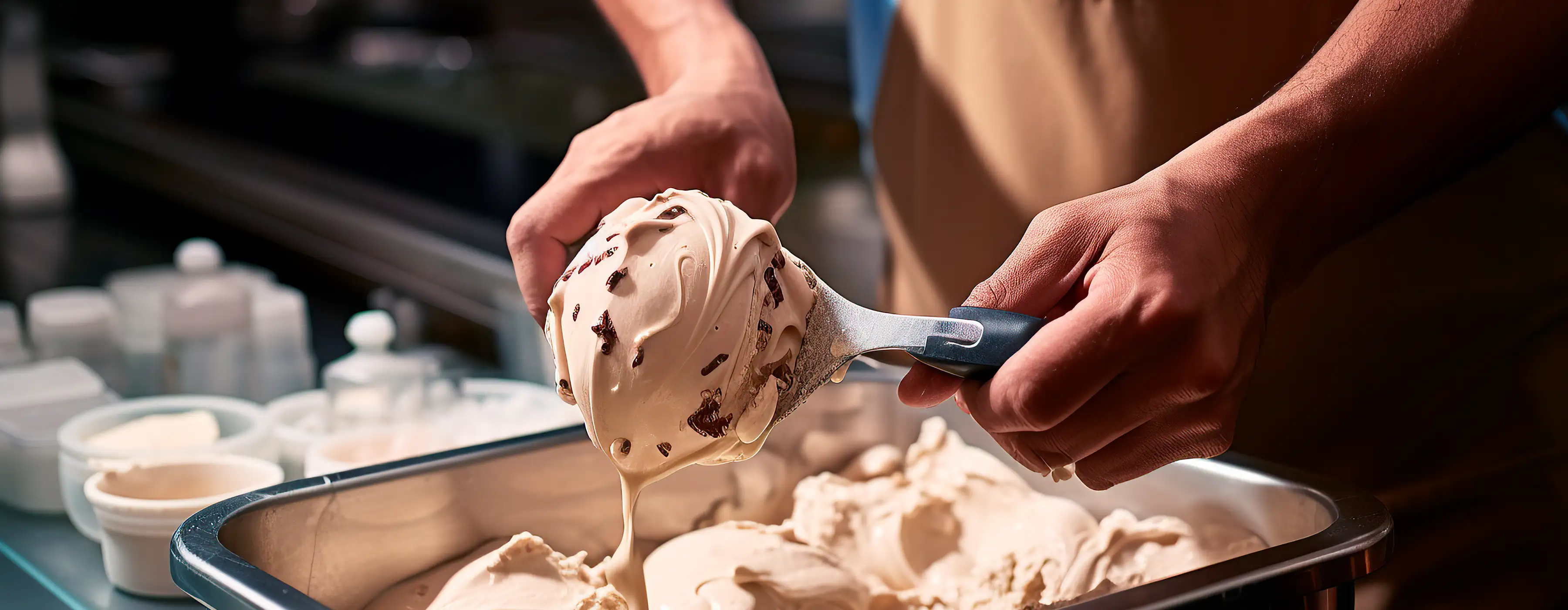 Foto de uma pessoa servindo um gelato.