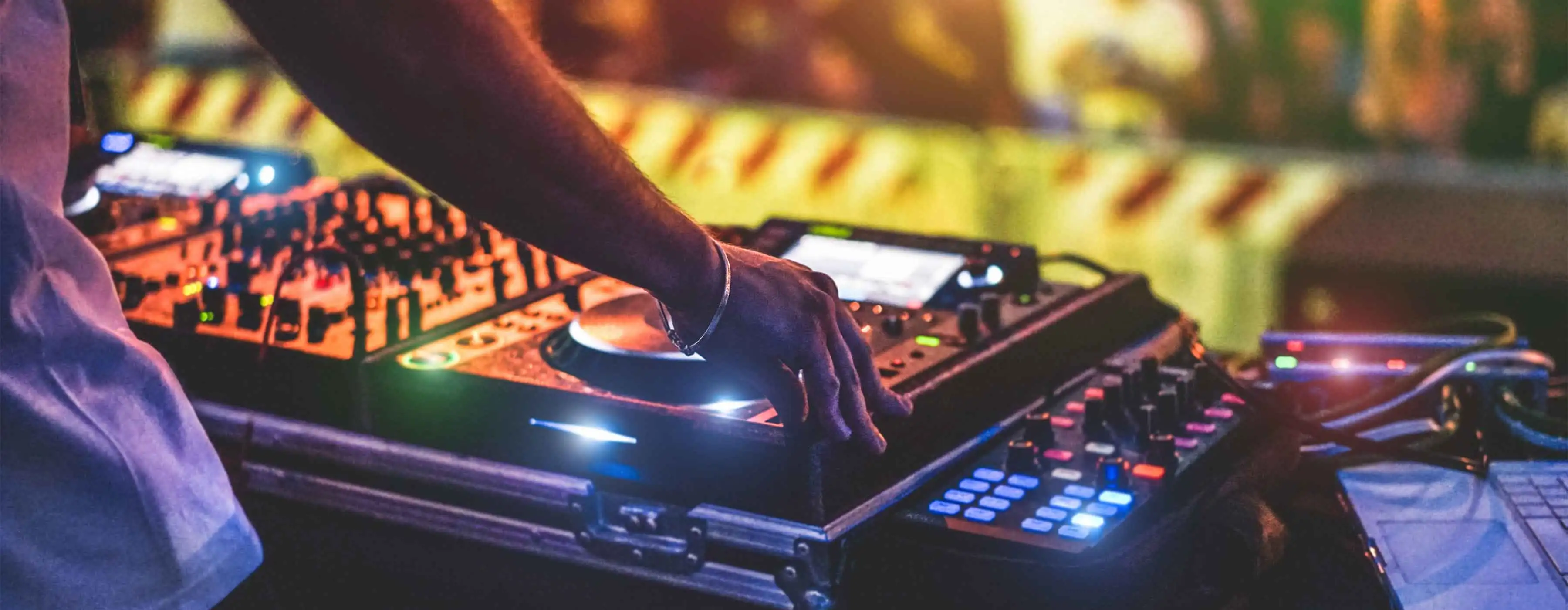 Dj em mesa de som em festa.