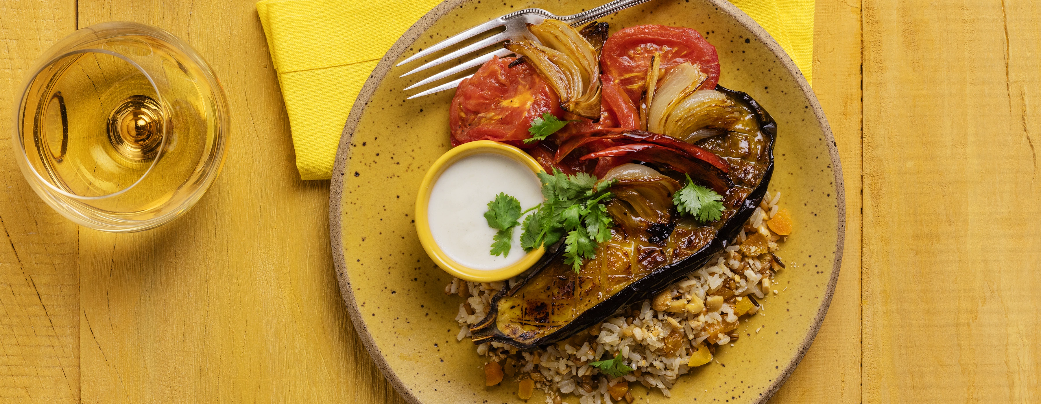 Prato de berinjela e tomate assados com arroz sete grãos.