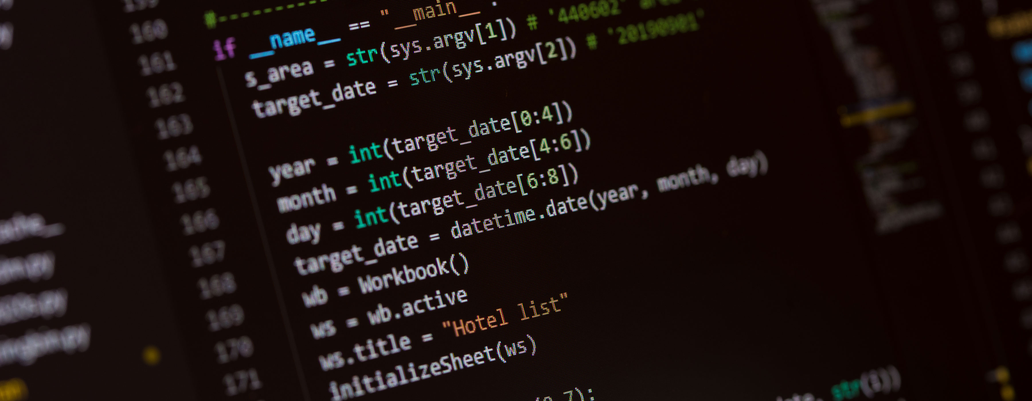 Introdução à Programação com Python - foto em close de um monitor mostrando programação e códigos phyton.