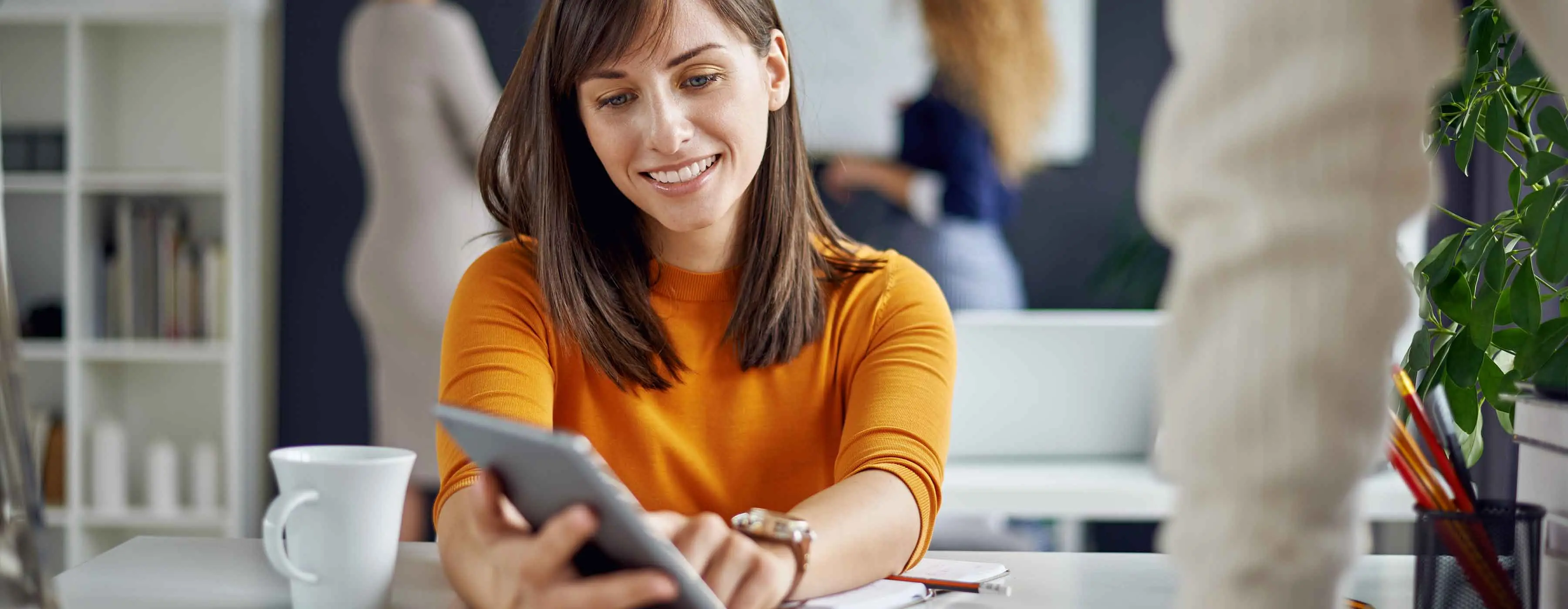 Comportamento do Consumidor Pós-digital  - foto de mulher sorrindo usando um tablet