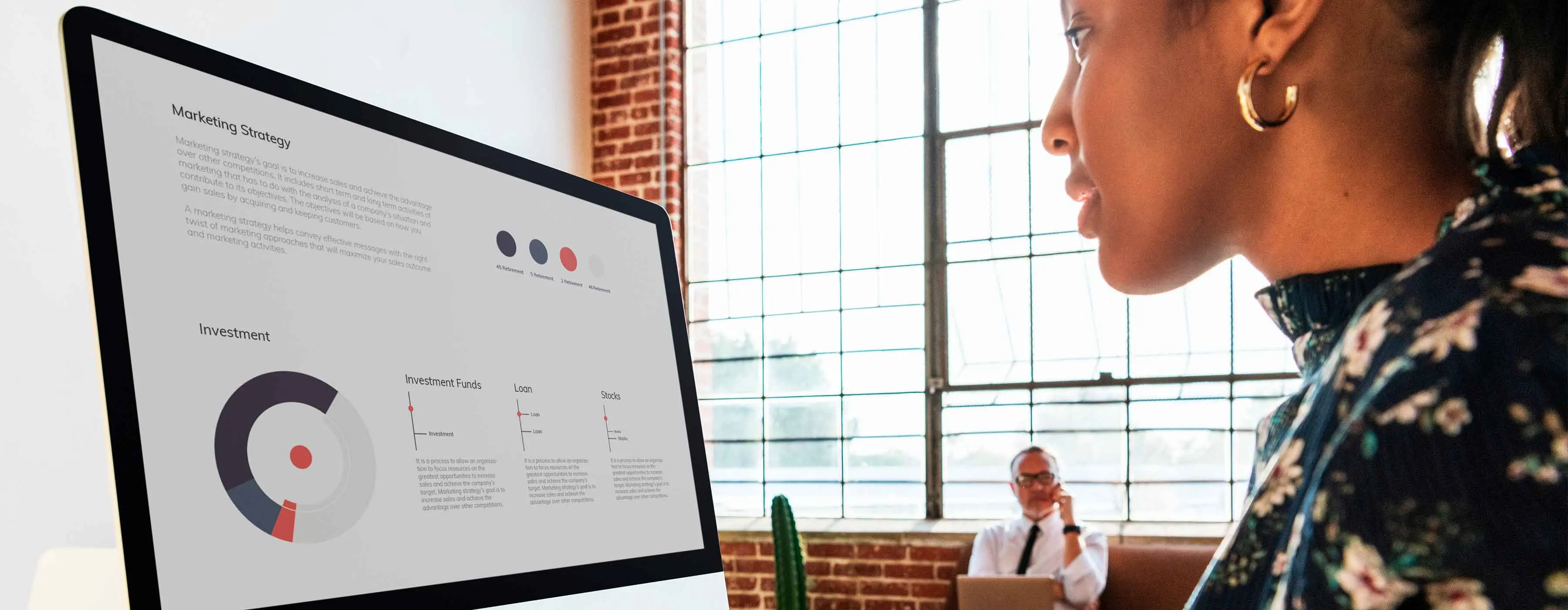 Monitoramento de Mídias Sociais - foto de mulher olhando para tela de computador que contém textos e gráficos