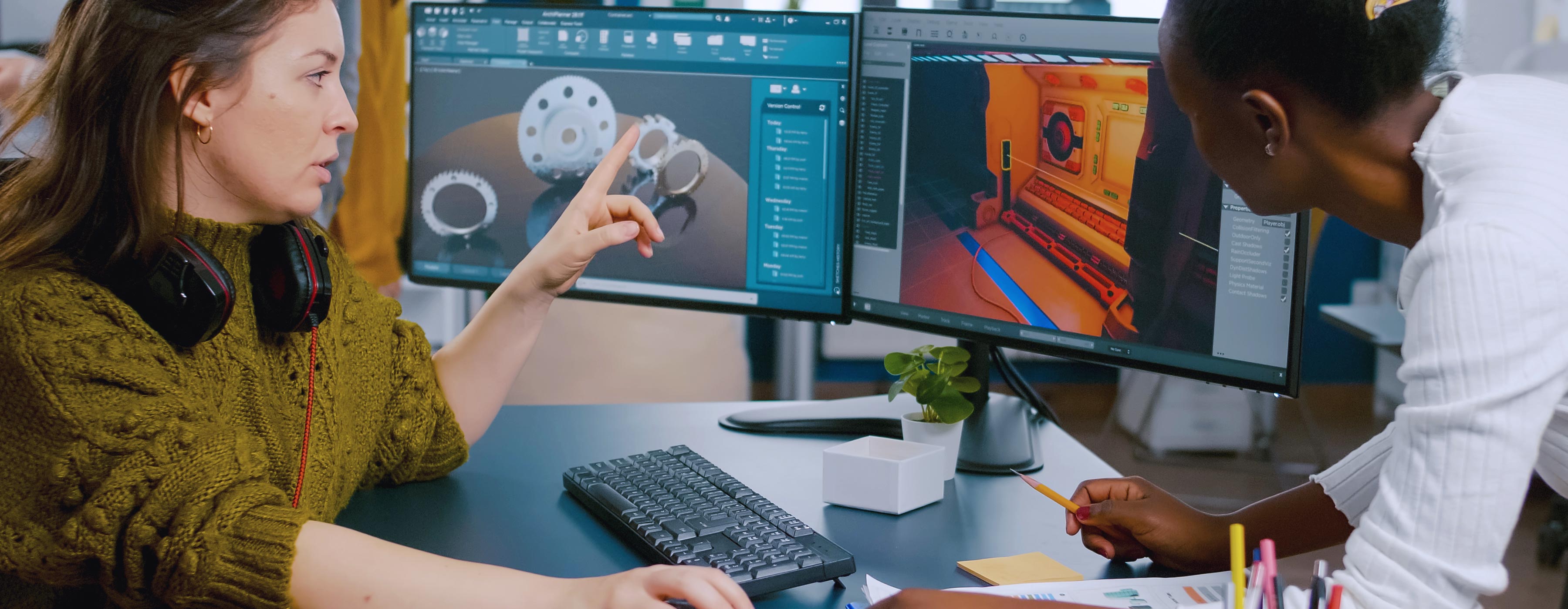 Blender 3D - Básico: Modelagem, Iluminação e Render - foto de duas mulheres de frente para dois monitores de computador verificando imagens.