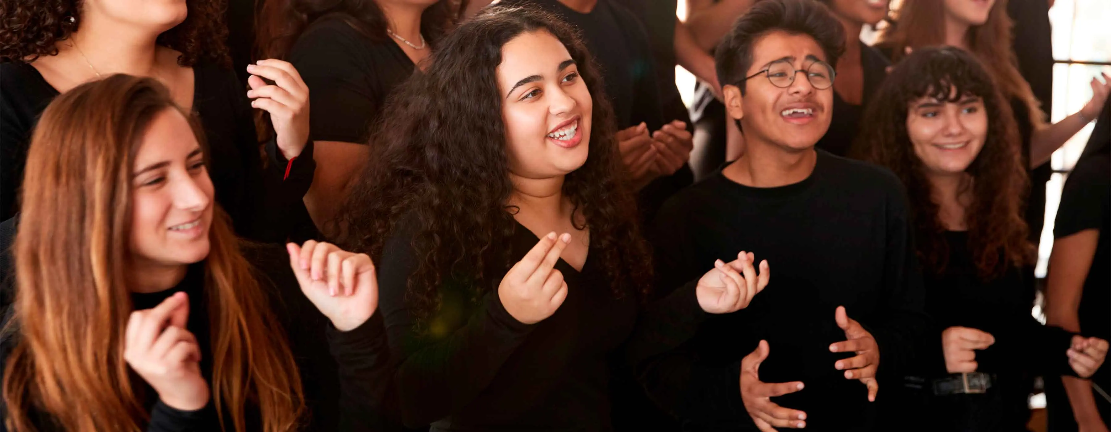 Canto em conjunto: prática musical para canto coral e cênico - foto de grupo de pessoas cantando