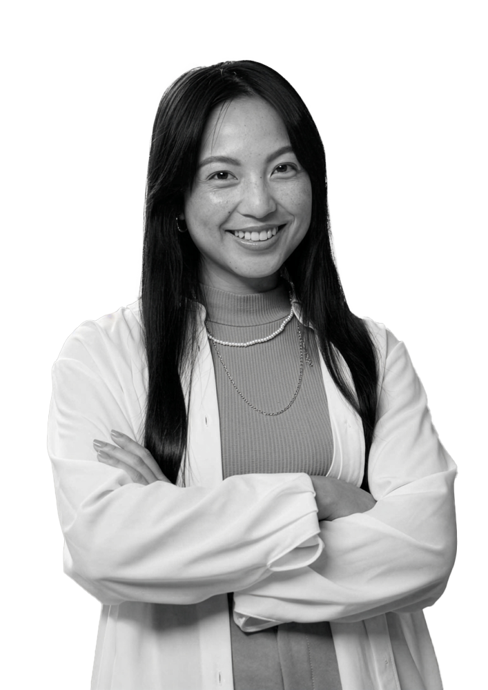 imagem preto e branco de jovem oriental. Ela está sorrindo e de braços cruzados. Imagem compõe banner da campanha 'Quer Fazer? Senac'