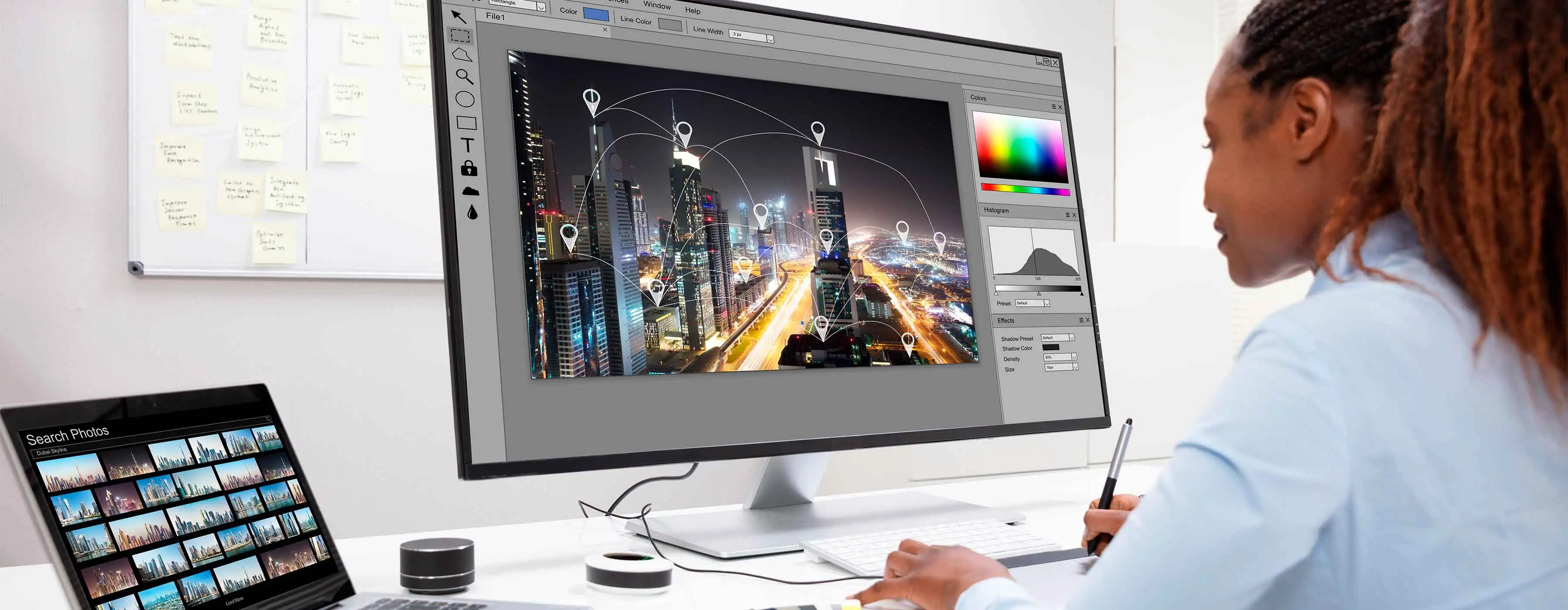 Imagem de trabalhando em um computador com um programa de edição de imagens.