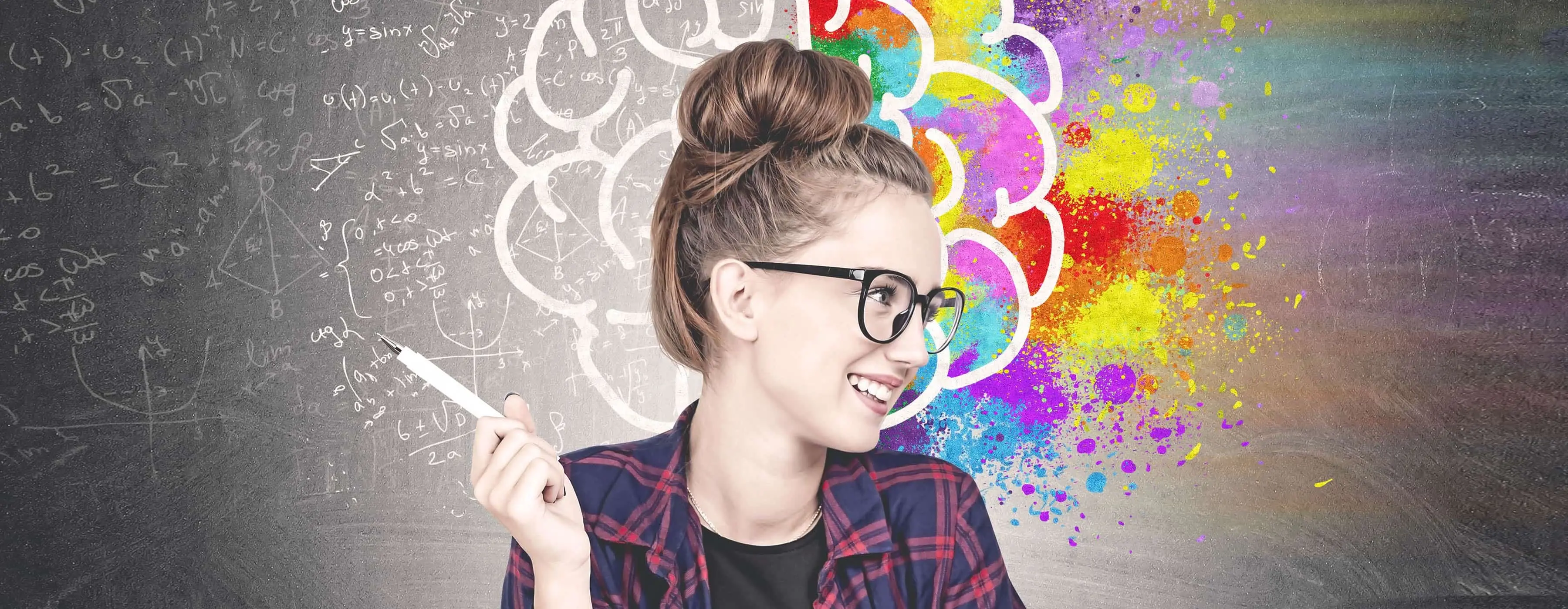 Foto de mulher olhando para o lado segurando uma caneta em um fundo que divide-se ao meio com um lado cinza e outro com diversas cores 