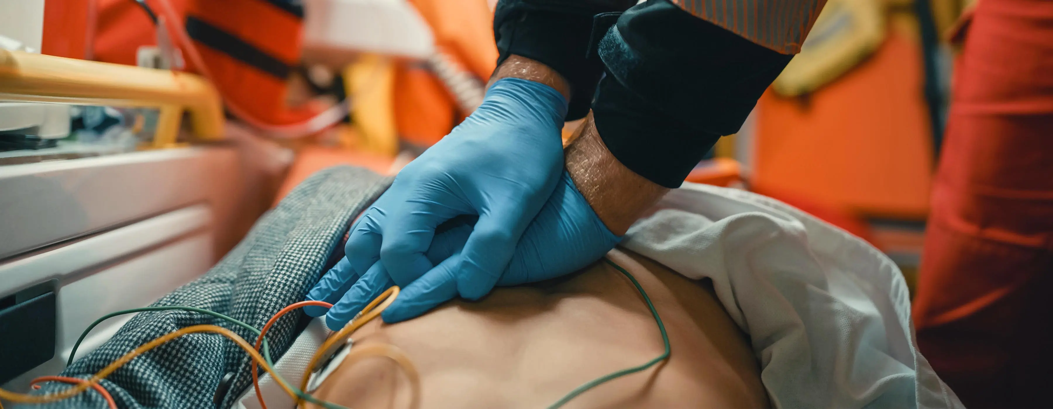 Foto de um profissional de saúde fazendo manobras de ressuscitação em pessoa em parada cardiorrespiratória.