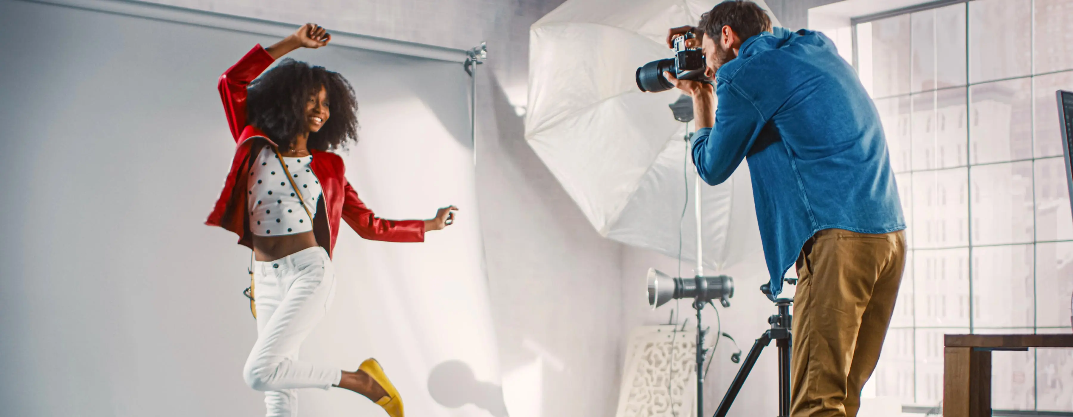 Foto de modelo pousando para fotógrafo em estúdio.