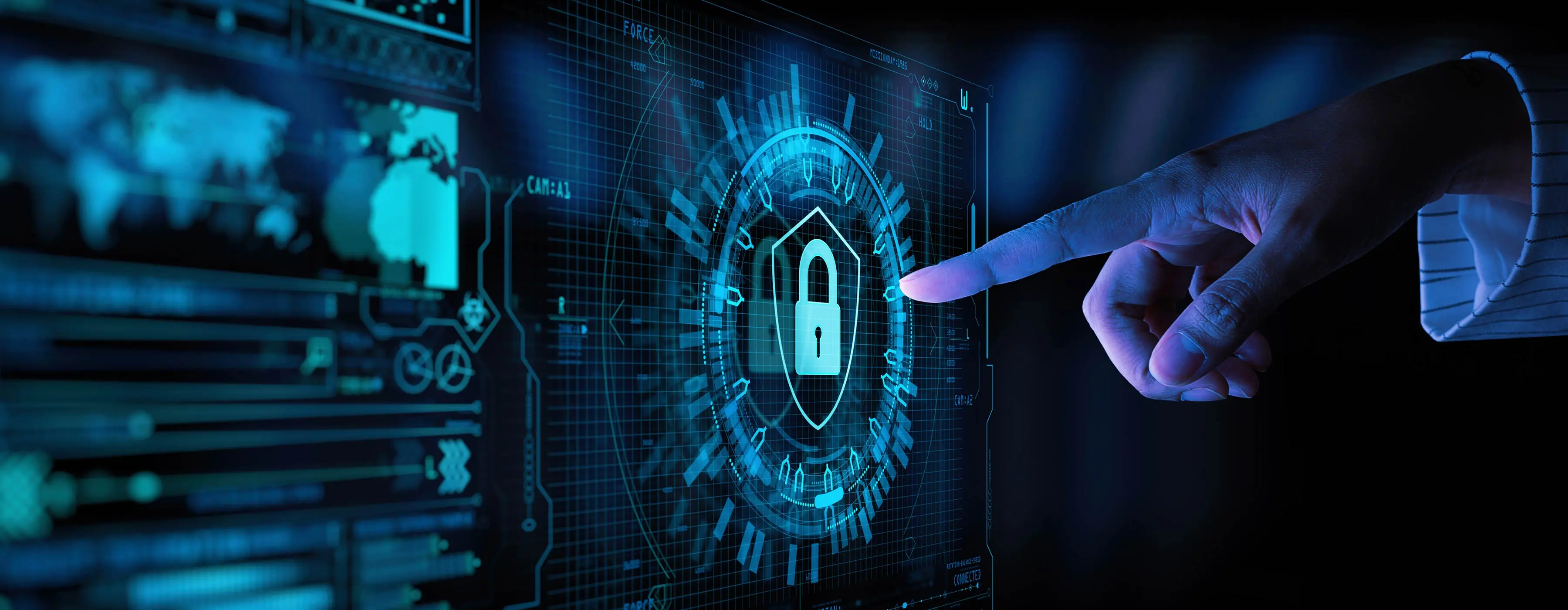 Foto em close de uma mão de uma pessoa apontando para uma cadeado no centro de dados de segurança cyber em holograma.