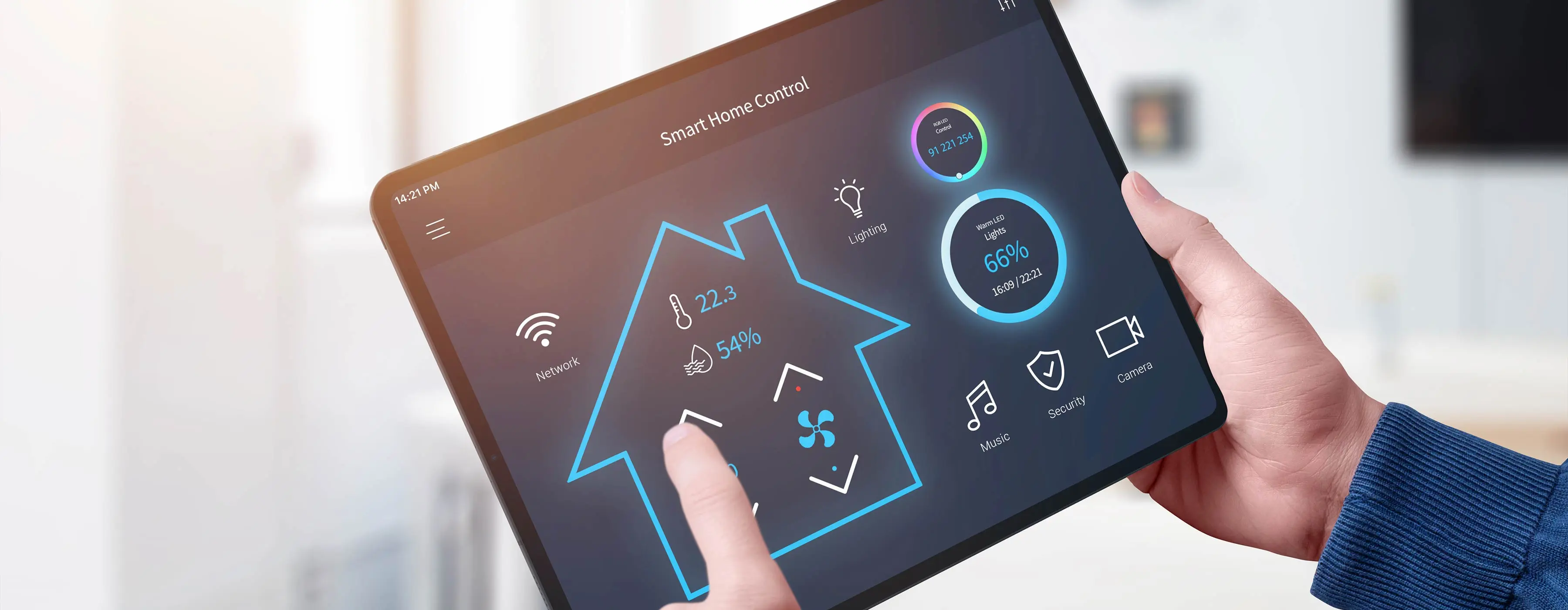 Foto de mãos utilizando aplicativo em tablet para controle de casa inteligente. 