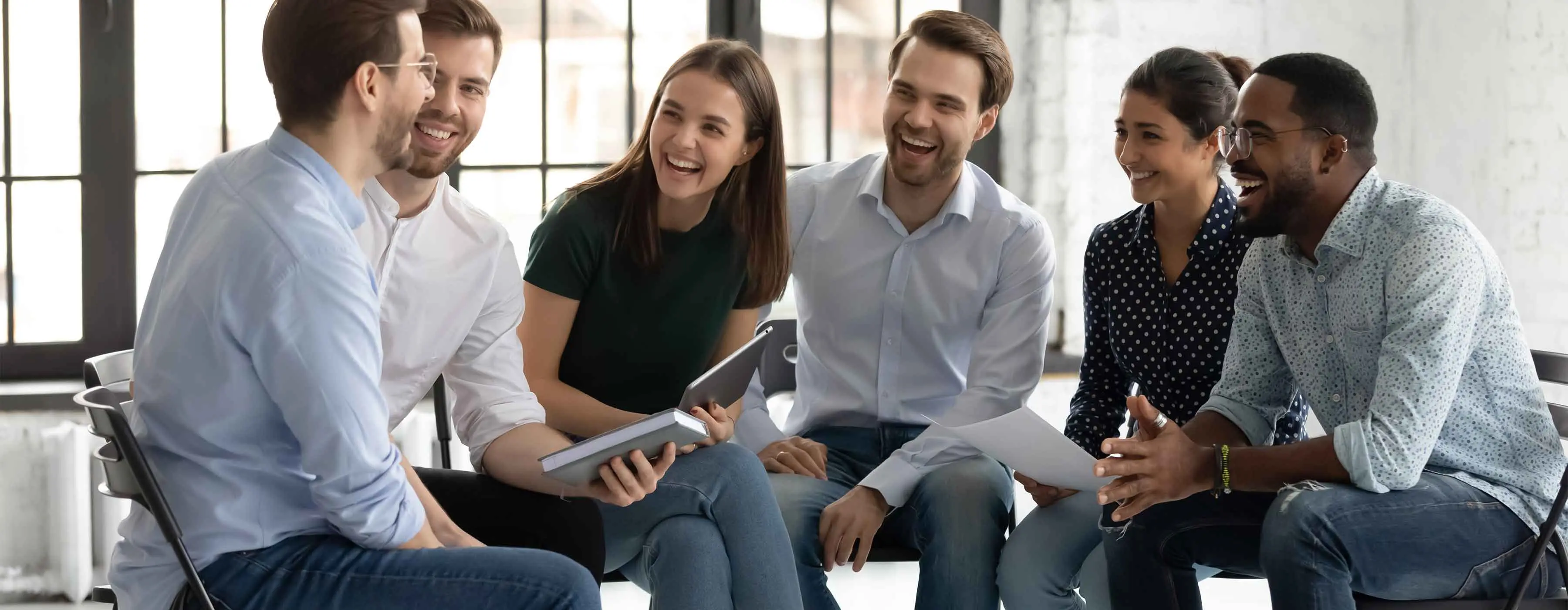 Um grupo de jovens sentados, simulando uma situação de grupo de estudos.