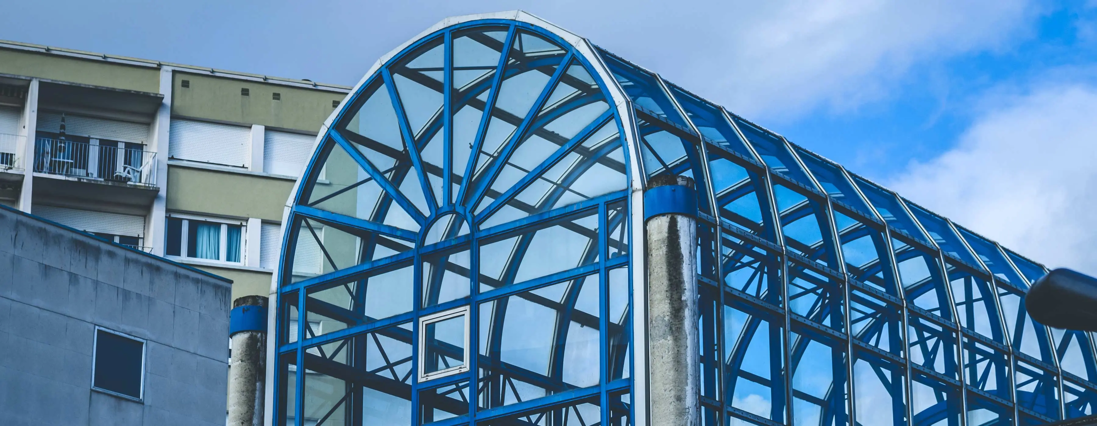 Foto em close de estrutura metálica de um espaço para exposições.