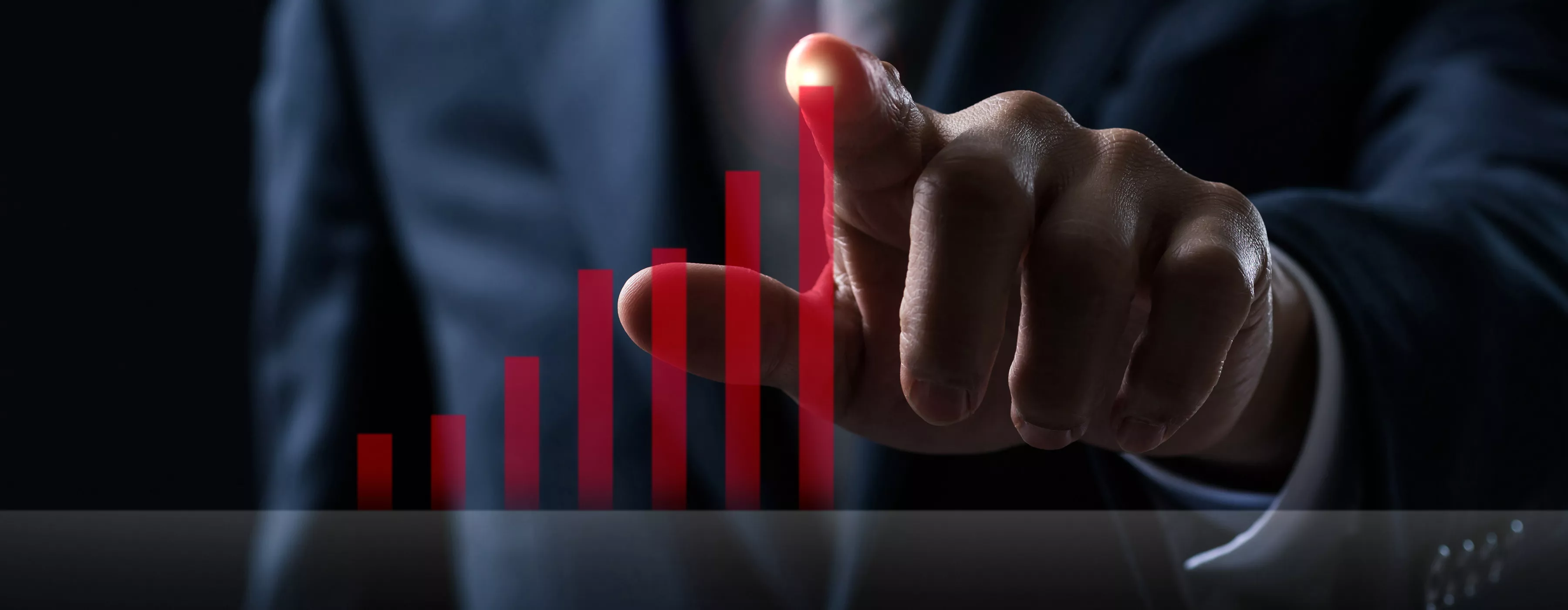 Foto montagem de um homem apontando gráficos em escala em uma tela virtual tecnológica.