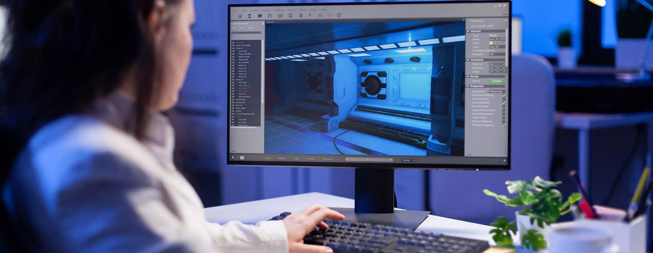 Foto de uma pessoa desenvolvendo um novo projeto tecnológico e criativo e editando imagens em um computador sentada em um escritório de produção e criação.