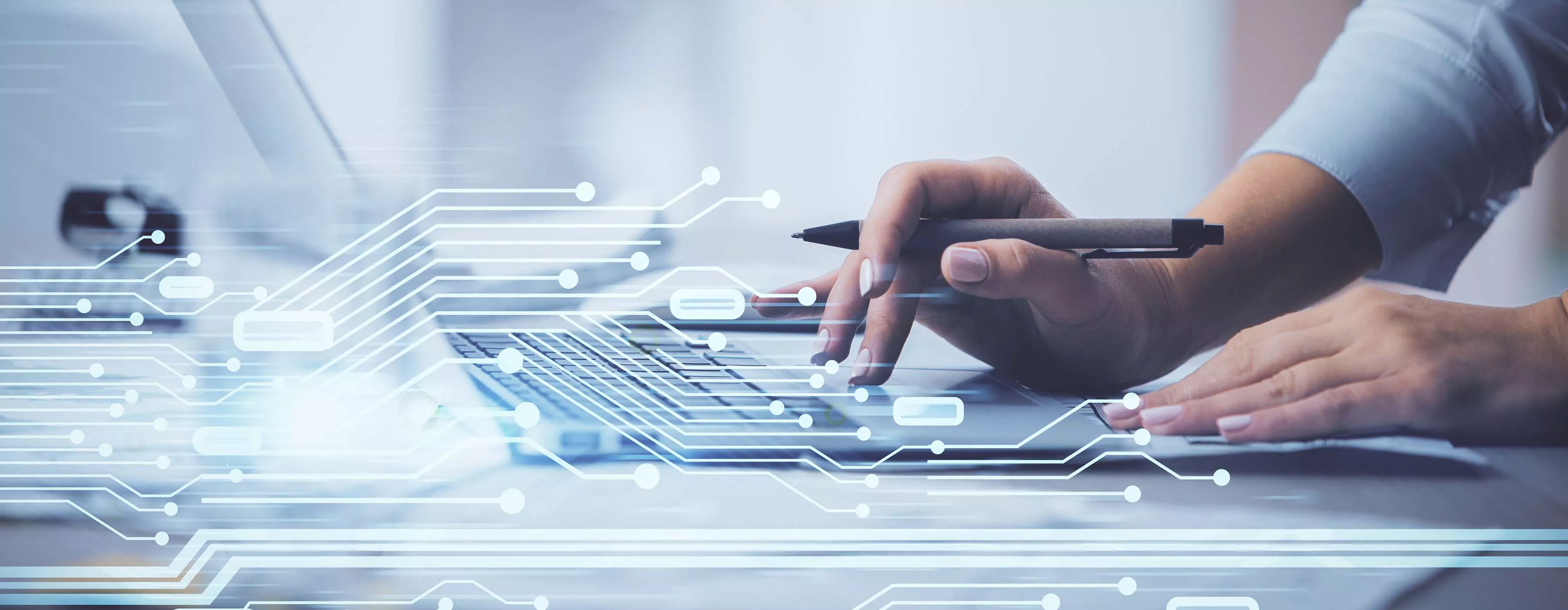 Foto em close que mostra um sistema tecnológoco simulando uma rede cambiada e as mãos de uma pessoa digitando e verificando sistemas de redes.