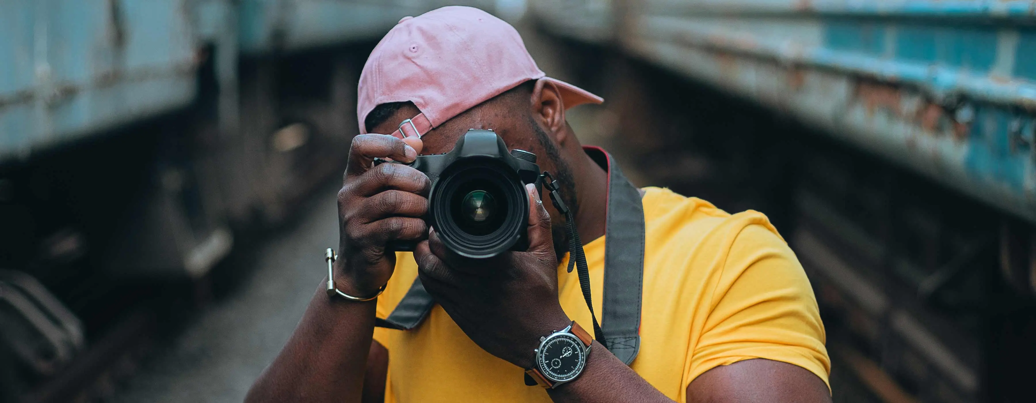 Foto de homem segurando câmera e fotografando.