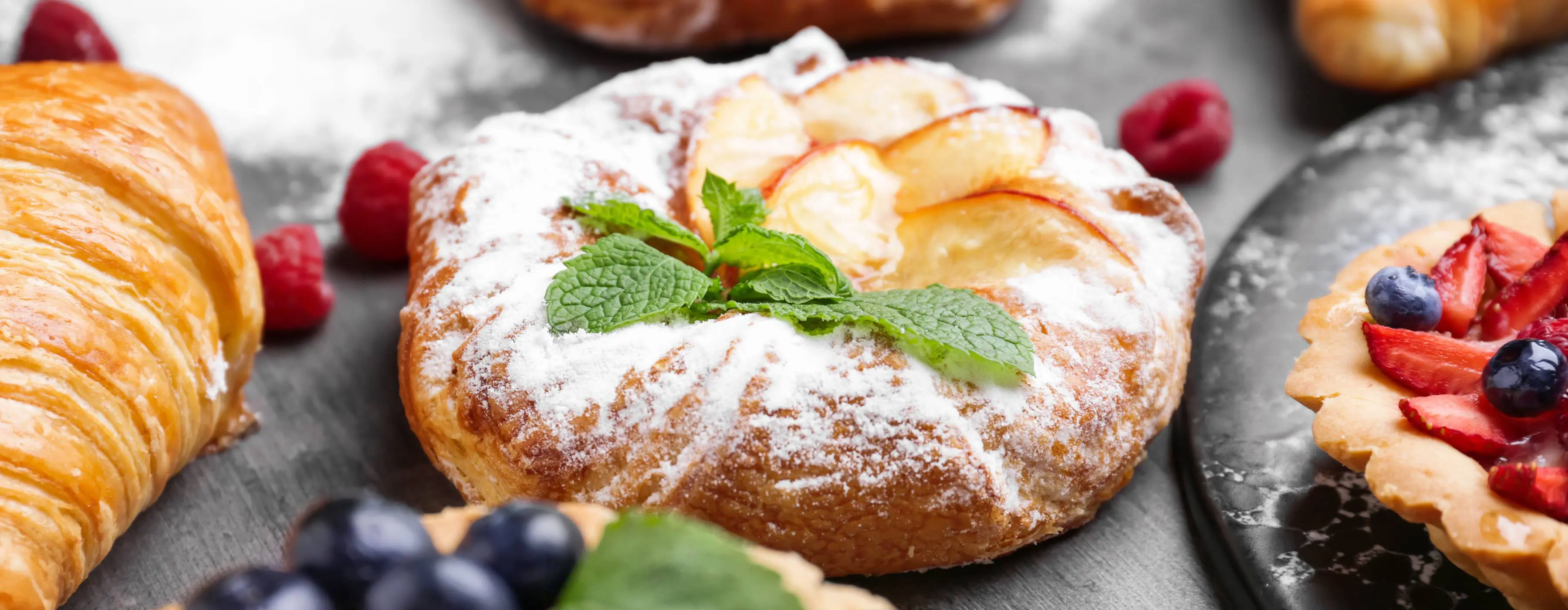 Foto com croissants, tortas de frutas e outros doces franceses.