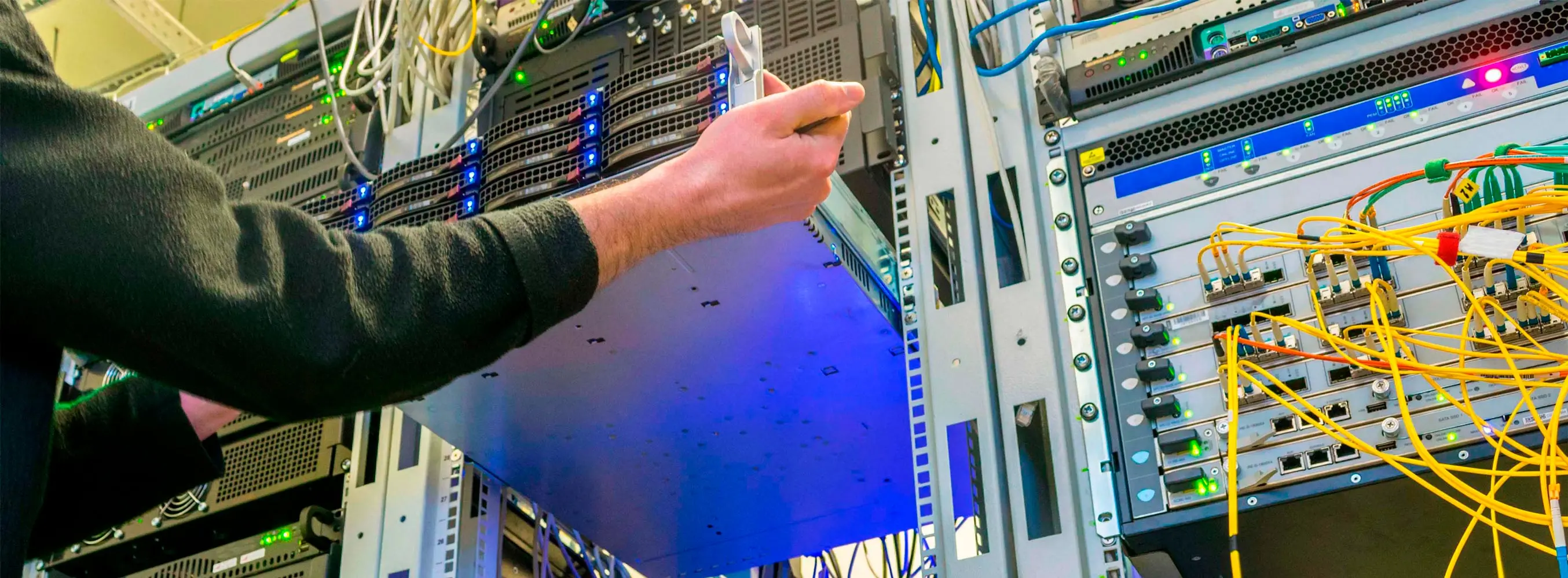 Foto de um homem segurando uma placa de rede em uma estação de hardware em empresa.