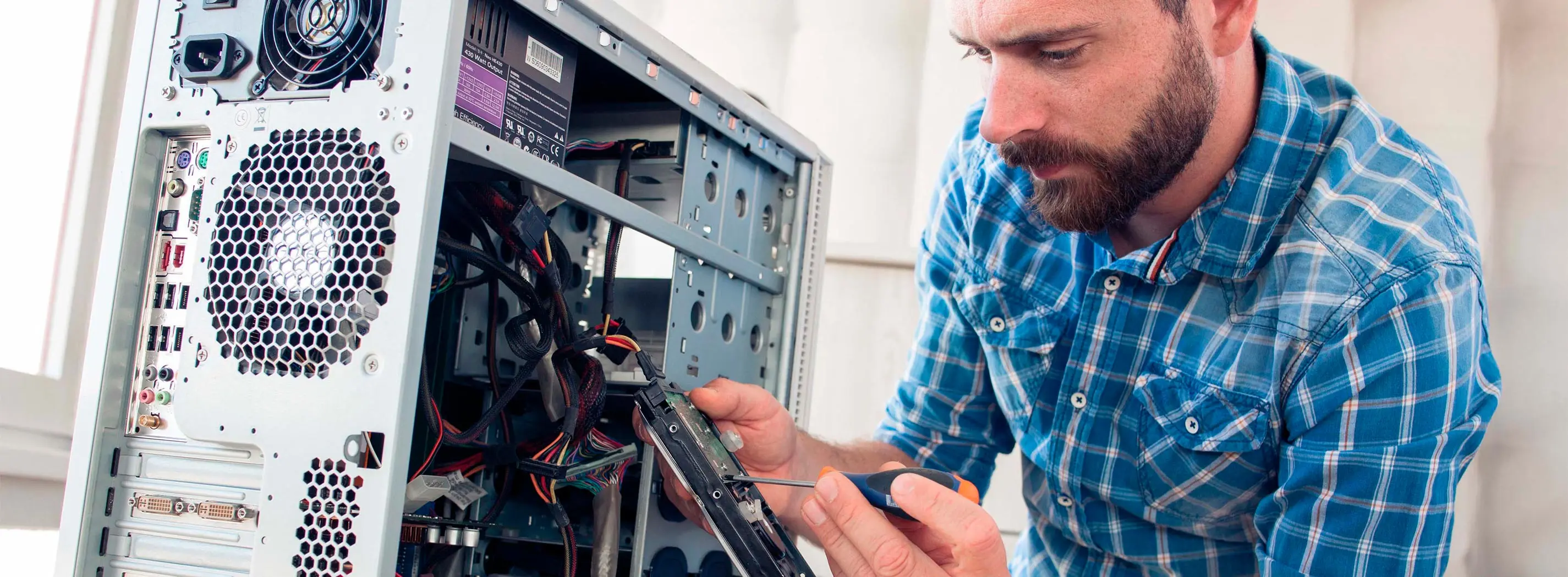 Foto de homem usando ferramentas em uma CPU