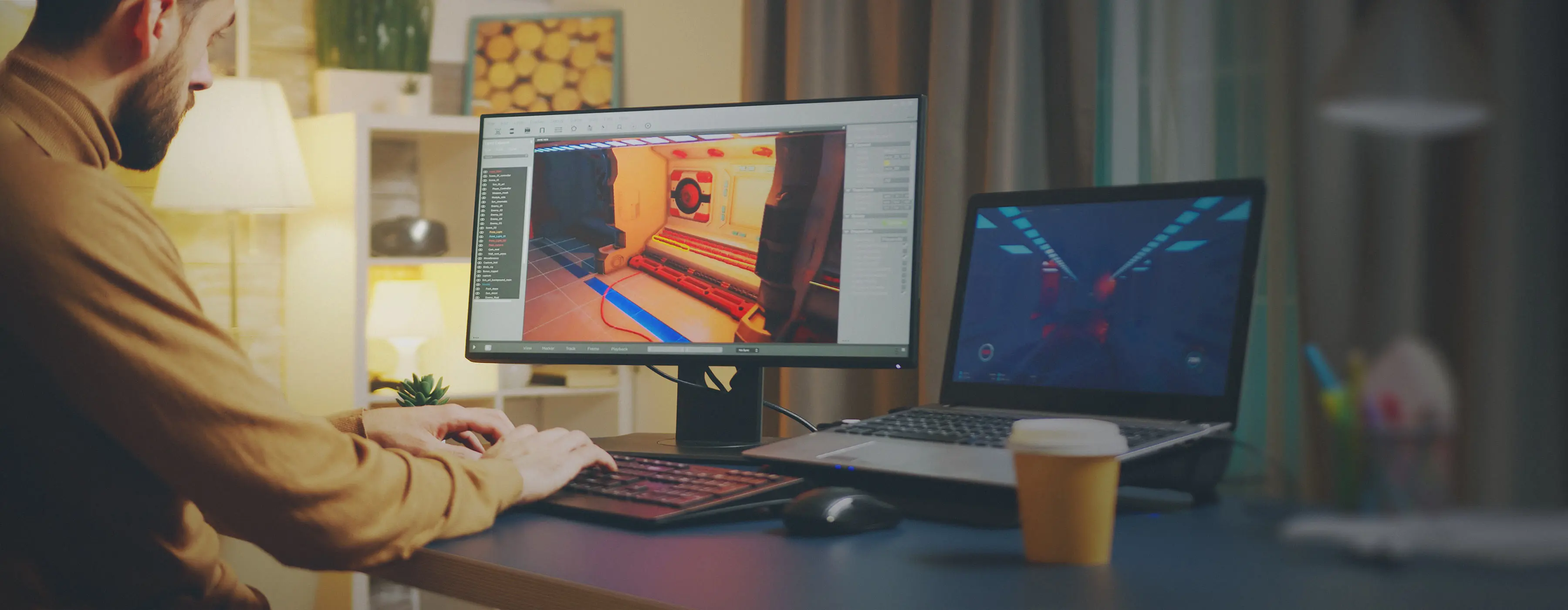 Foto de homem utilizando software de computação gráfica em computador com um notebook e um copo de café ao lado.