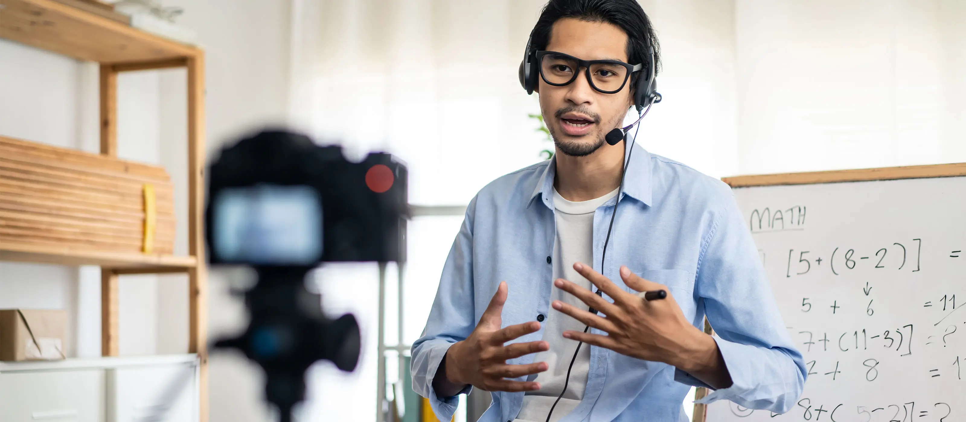 Foto de um professor jovem gravando videoaula.