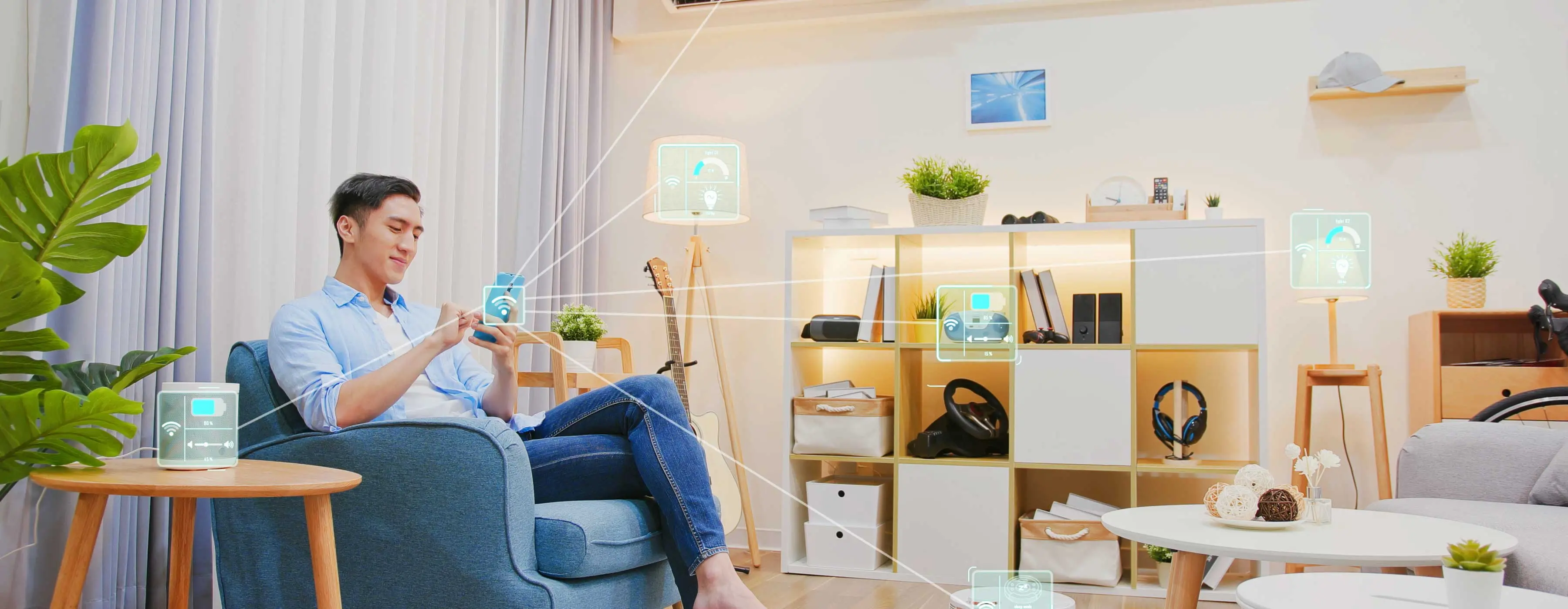 Foto de um homem sentado no café mexendo no celular com controle de casa inteligante e sai um holograma do telefone móvel conecando com as luzes, caixa de som e climatizador.