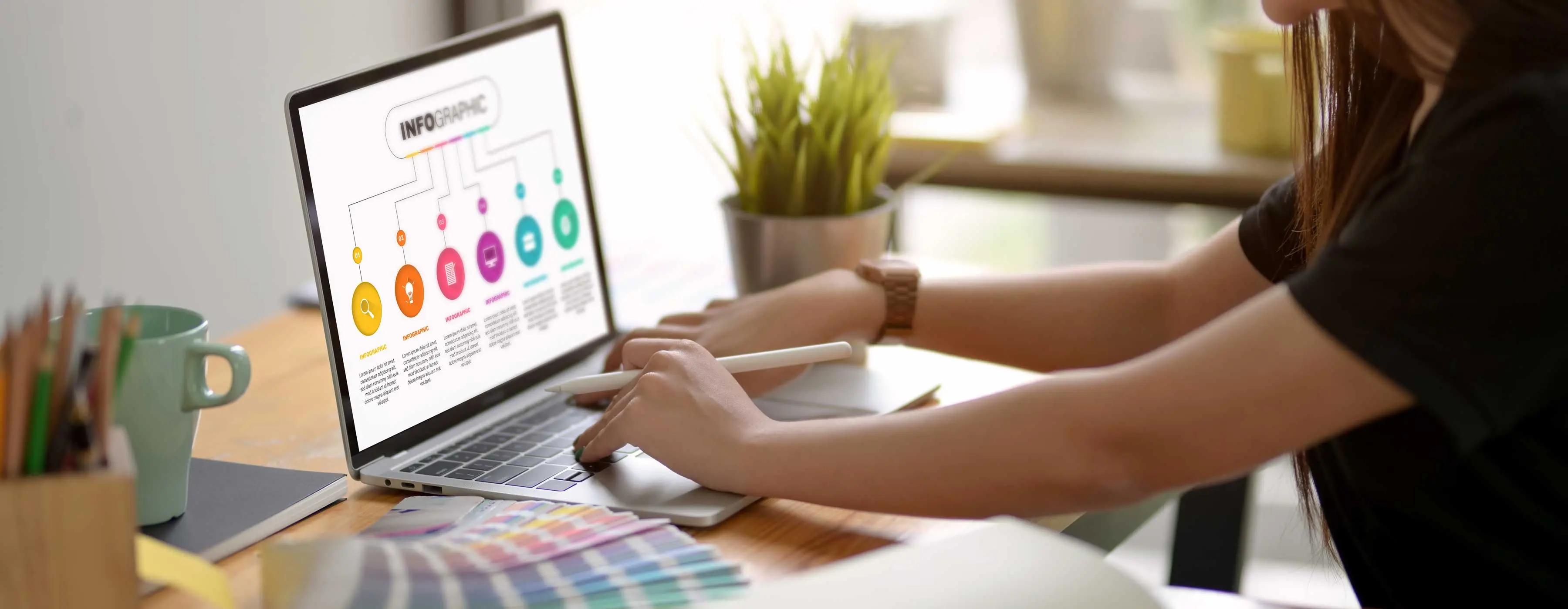 Foto de mulher mexendo em notebook com infográfico colorido na tela.