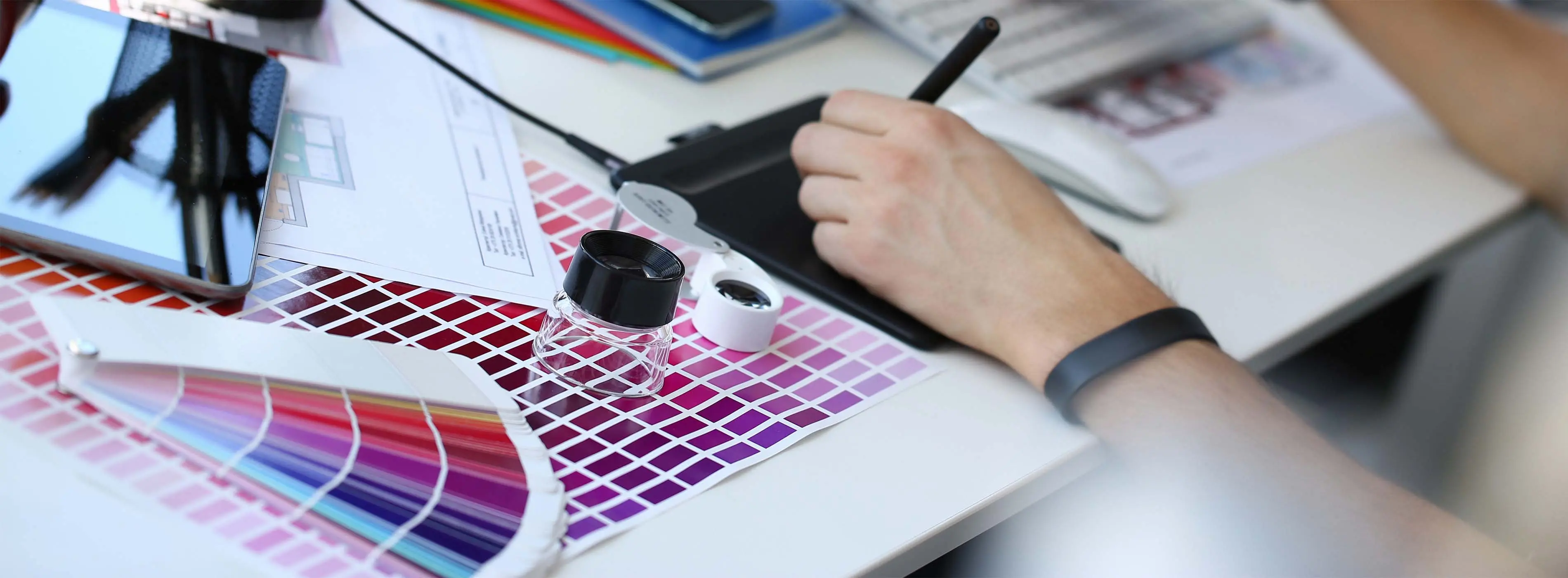 Assistente de Produção Gráfica, projetos visuais, editar imagens, composição visual, finalizar projetos visuais, layouts de impressão.