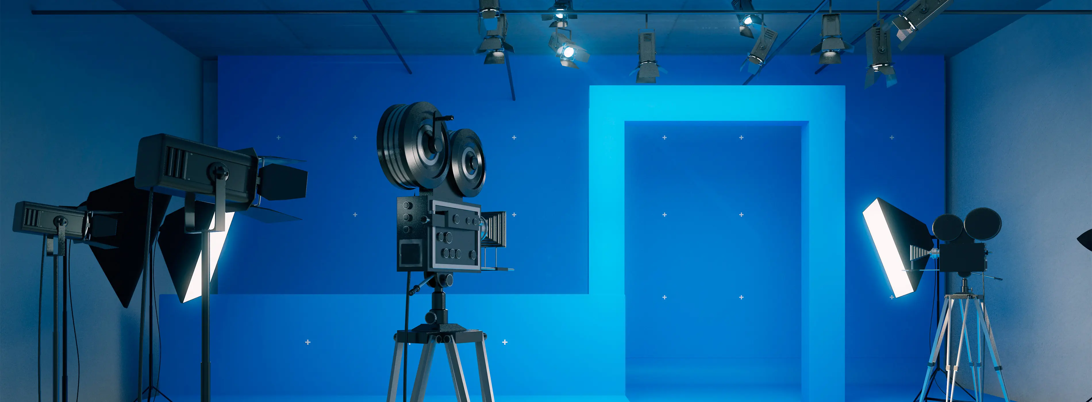 Foto de estúdio audiovisual com câmera e spots de iluminação apontados para cenário.