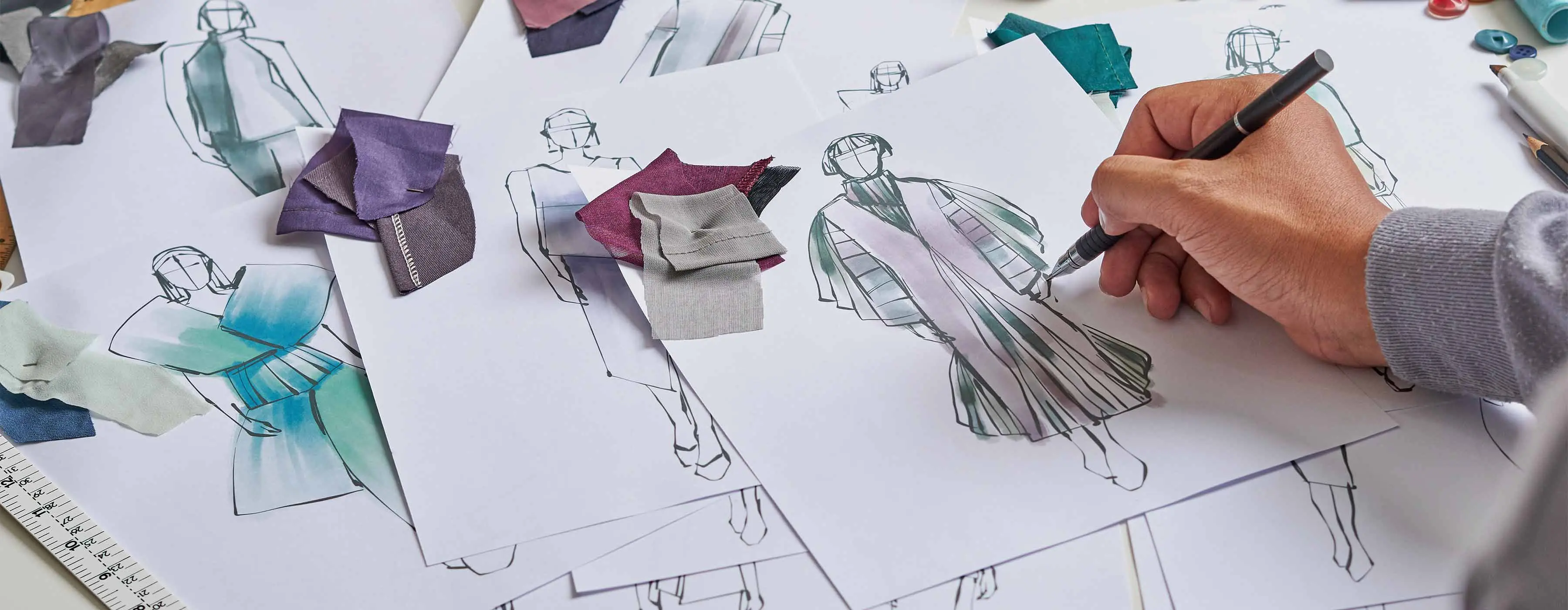 Foto de mão desenhando croquis de roupas