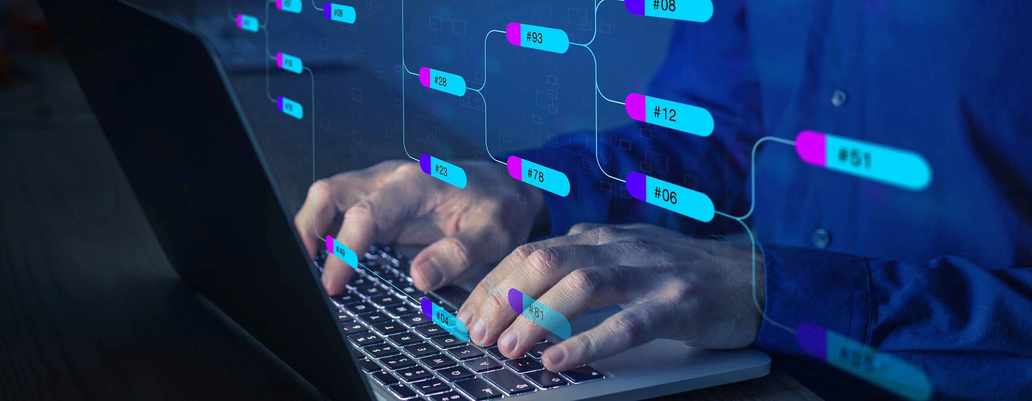 Foto em close das mãos de homem digitando em um notebook com ícones de códigos ilustrando a imagem