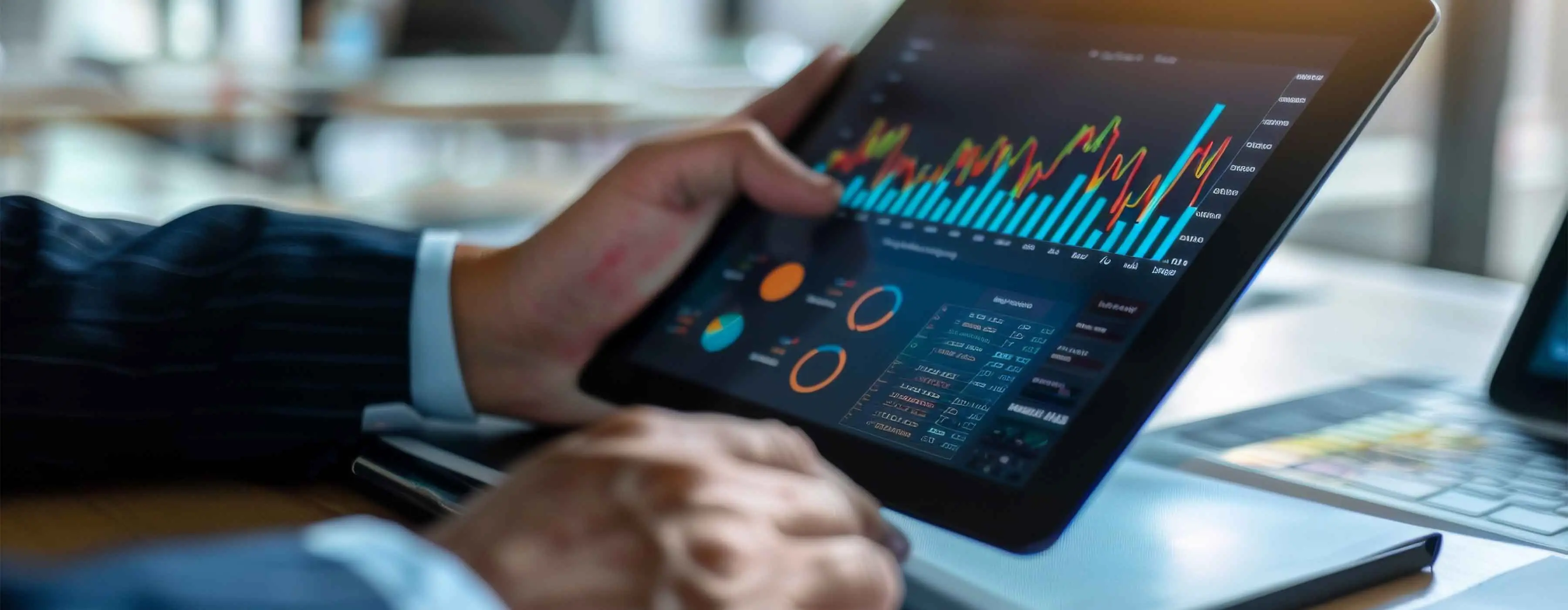 Imagem de um tablet com gráficos na tela.