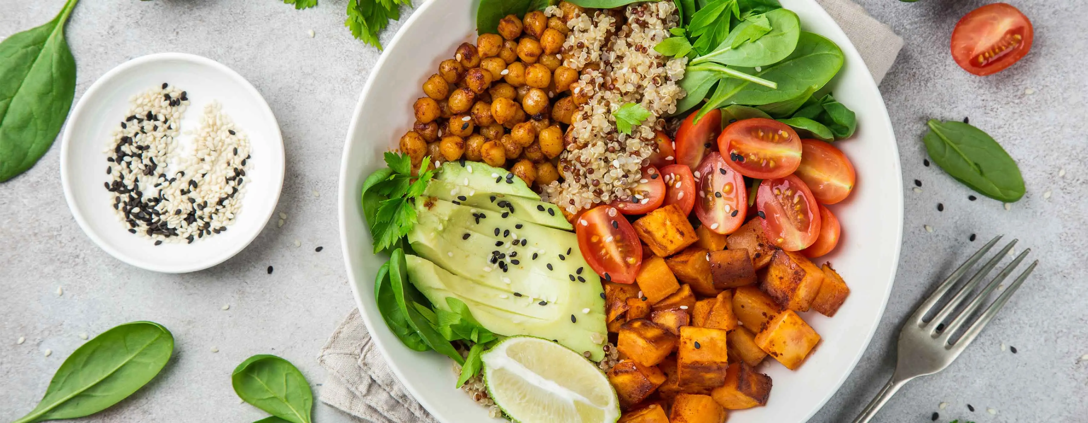 Foto de um prato com legumes e verduras, sem proteína animal