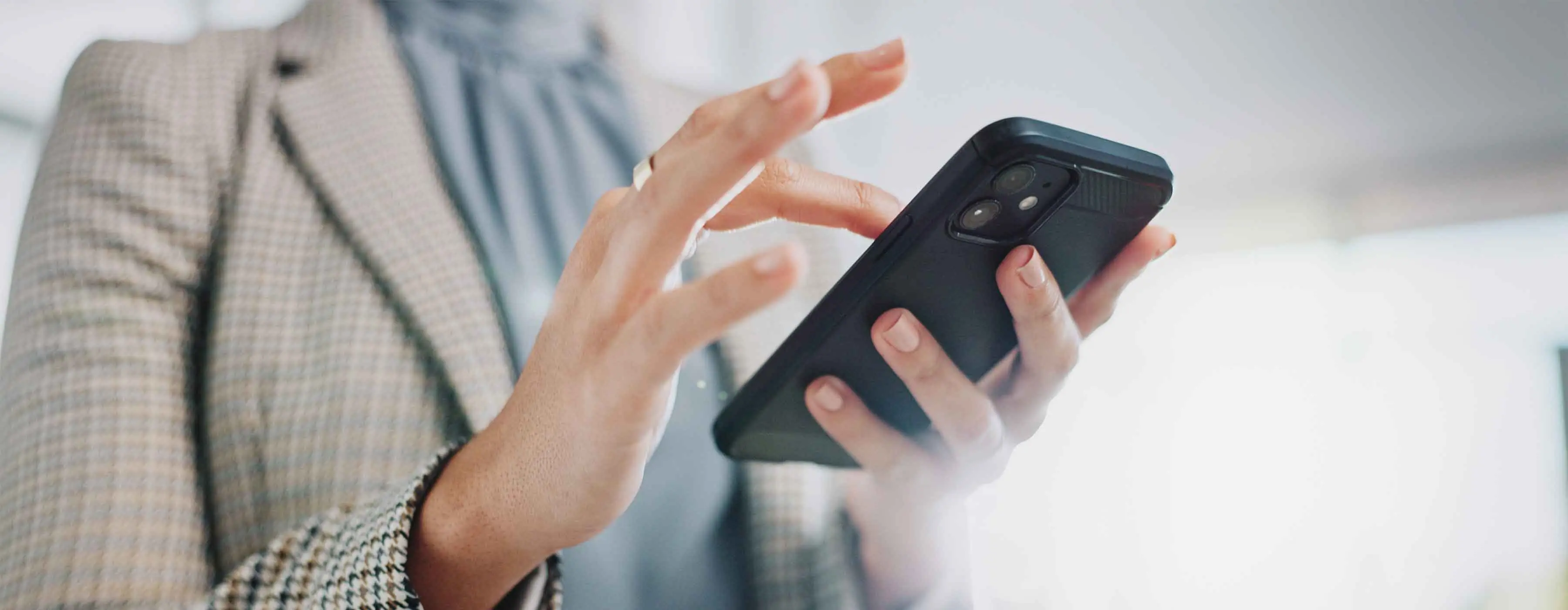 A imagem traz uma pessoa usando um smartphone