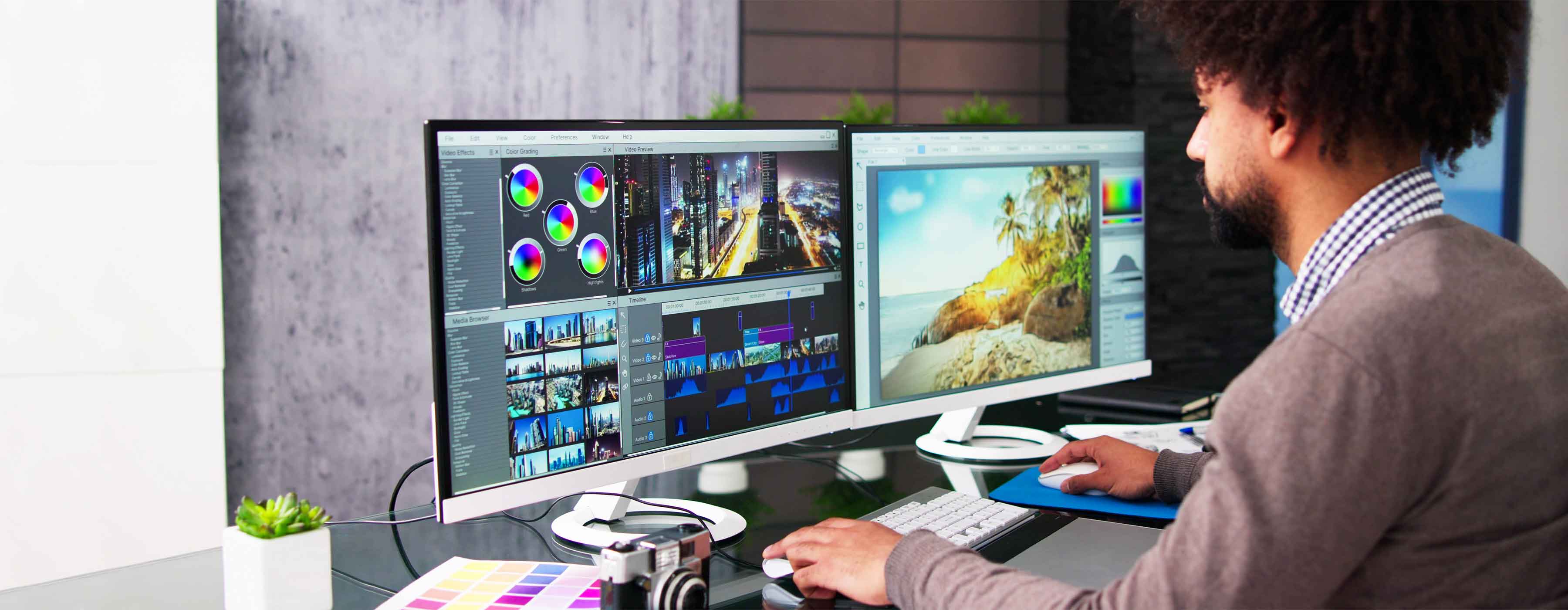 Artificial - foto de homem utilizando computador e visualizando softwares de edição de vídeo em duas grandes telas.